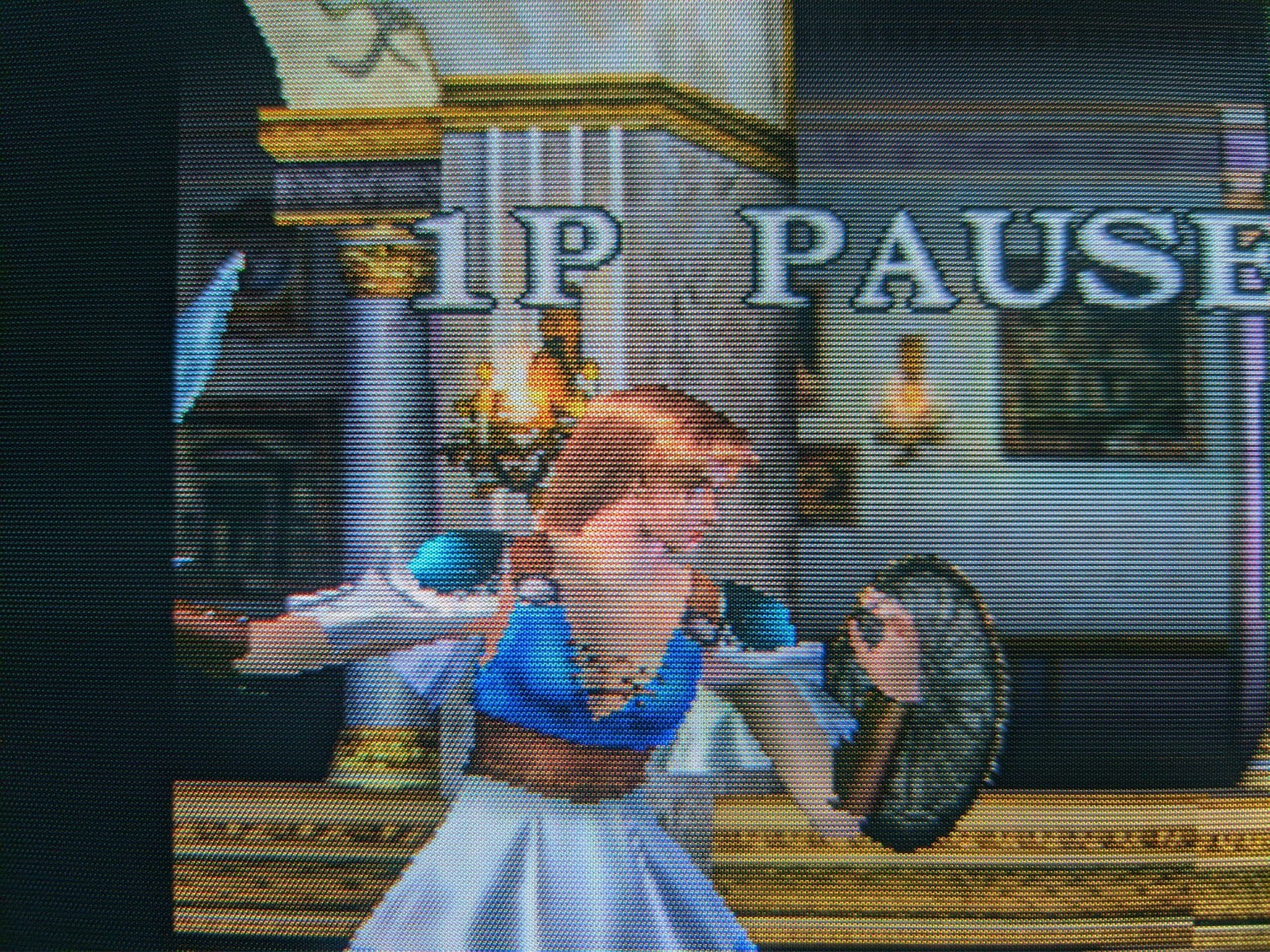 Macro close-up of the Philips 109S4 CRT showing shadow-mask phosphor dots, with Soul Calibur and the 1P PAUSE overlay behind.