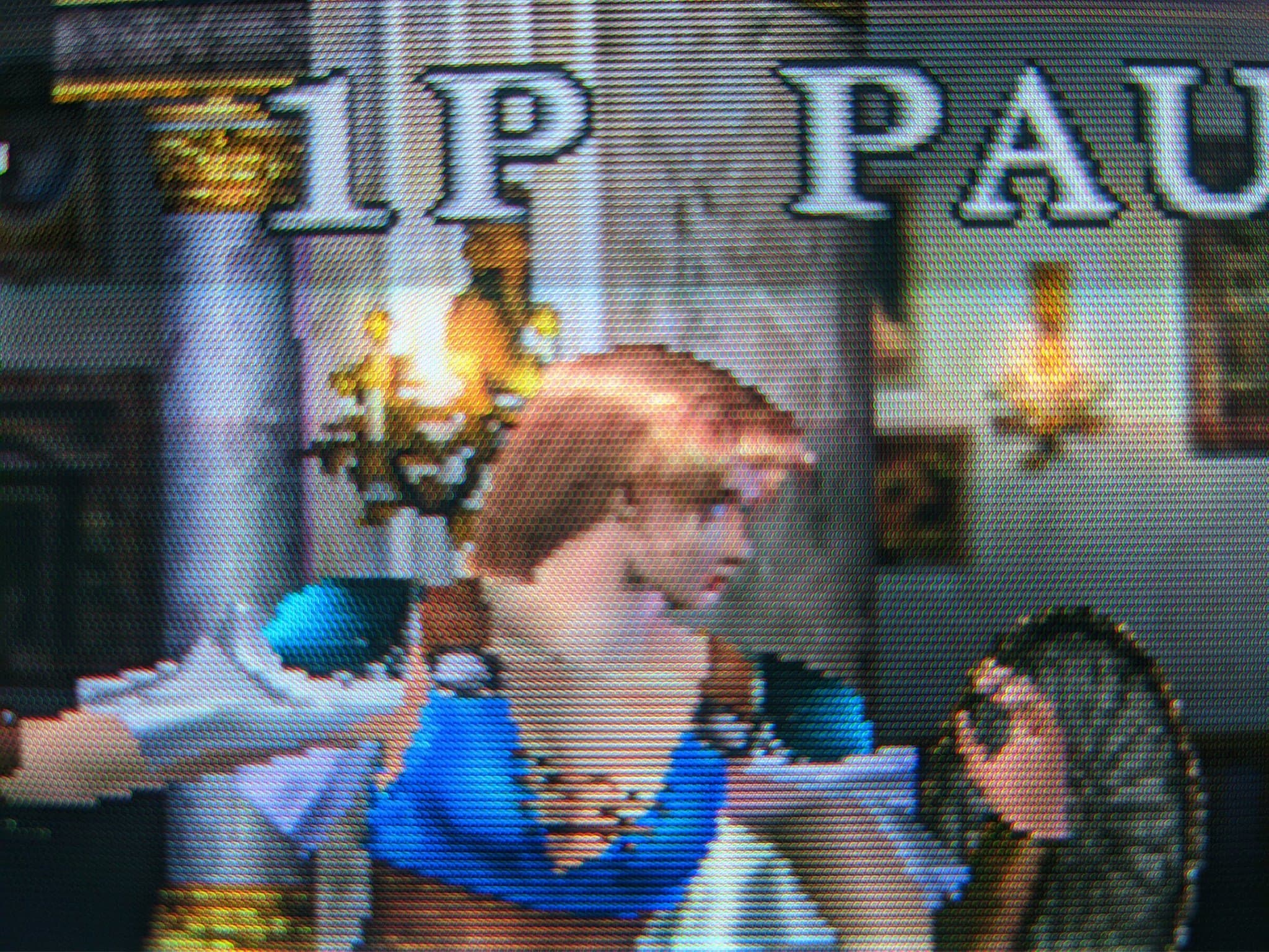 Macro close-up of the Philips 109S4 CRT showing shadow-mask phosphor, a Soul Calibur character and the 1P PAUSE overlay behind the glass.