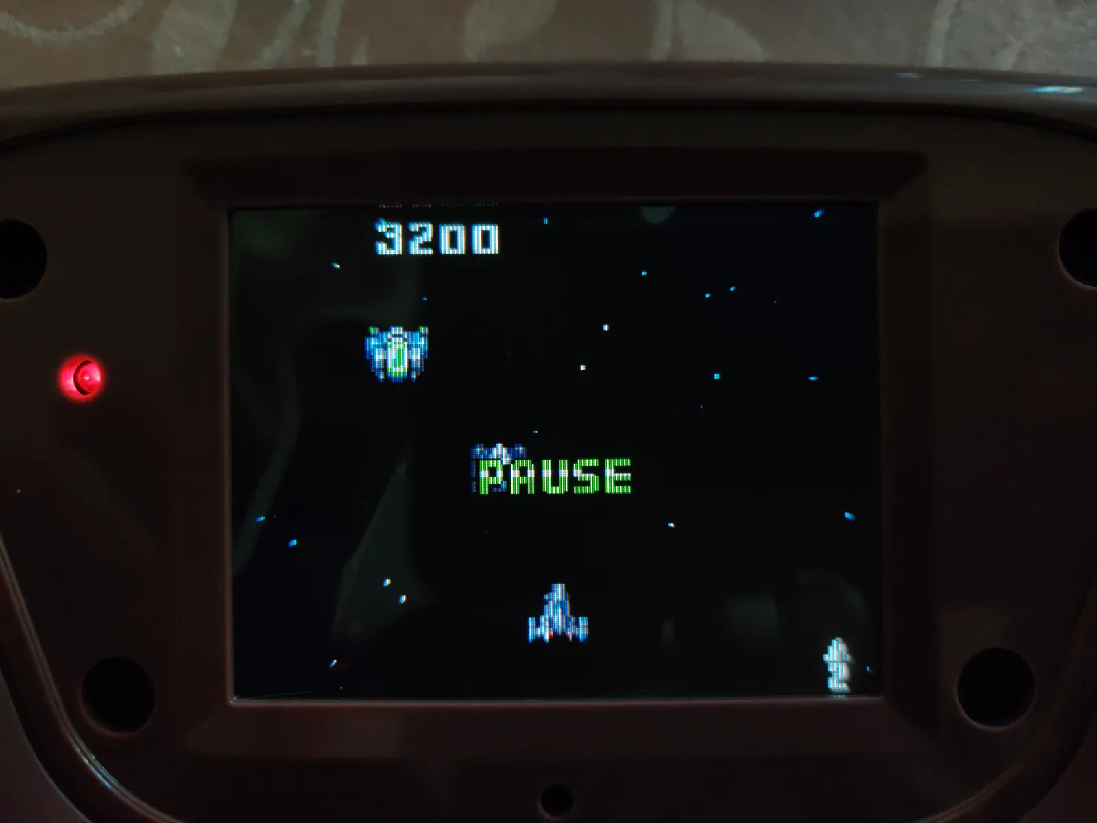 Close-up of the Game Gear IPS screen displaying the Aleste 3 shmup paused, score reads 3200, with a starfield, player ship and enemy; the IPS mod's scanline option enabled, showing visible scanlines.