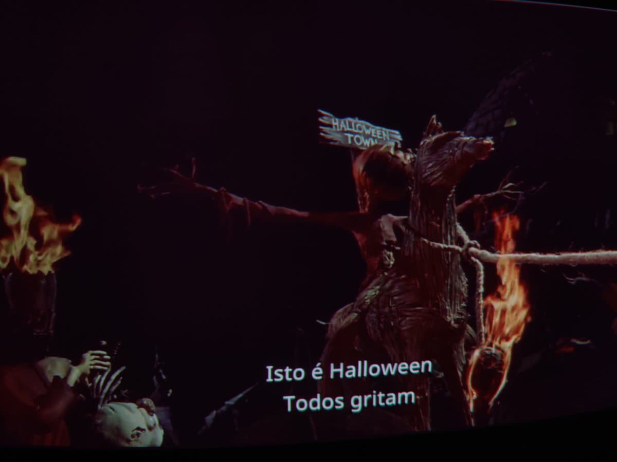 Sony BVM-D14H1E displaying Nightmare Before Christmas scene with "Halloween Town" sign and Portuguese subtitles visible on screen.
