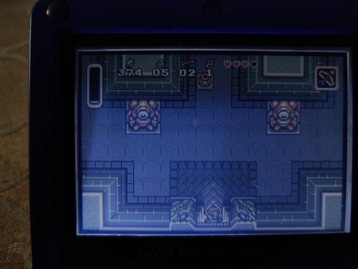 Game Boy Advance SP screen displaying Zelda gameplay, showing in-game HUD with time counter and map interface during recap procedure.