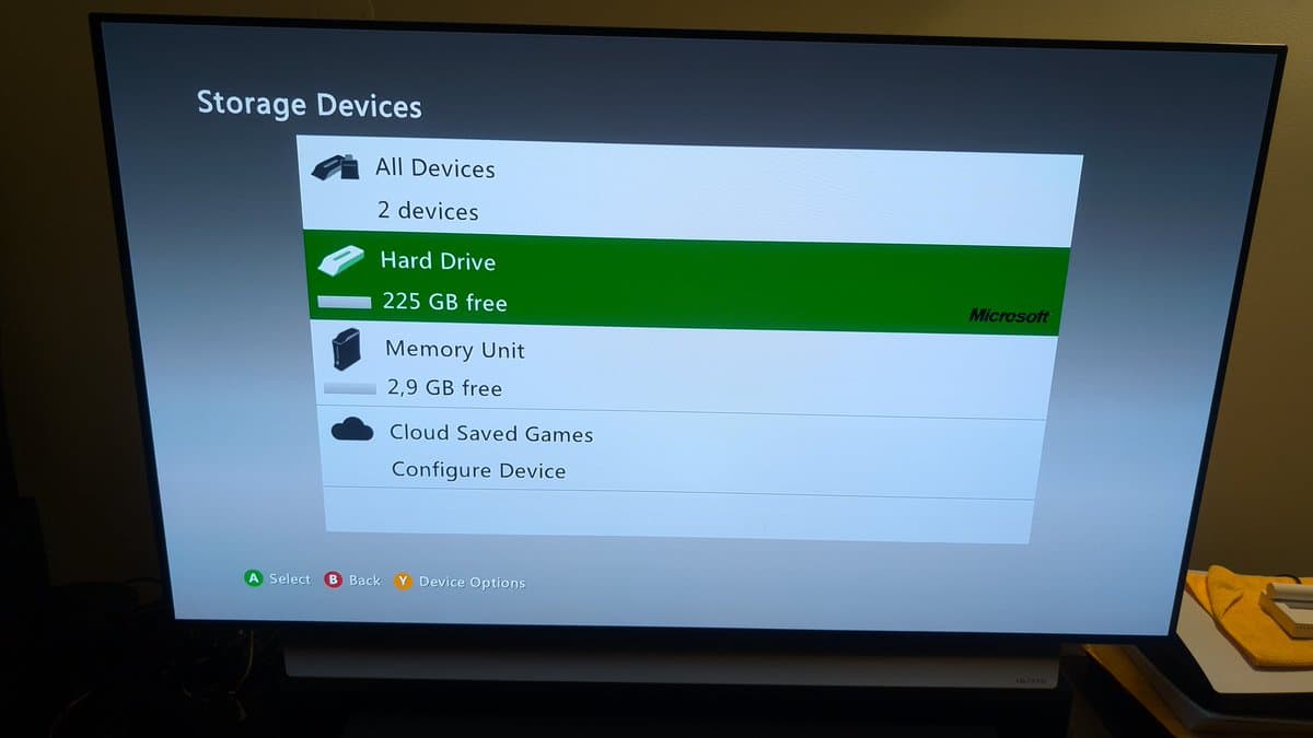 Xbox 360 E Storage Devices menu showing 225 GB free hard drive space and 2.9 GB free internal memory after successful HDD installation and data transfer.